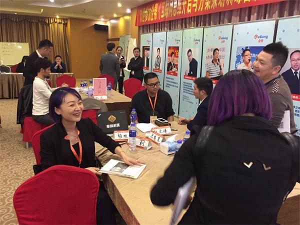 幫你拍個企業(yè)宣傳片，小瓜子雞年送你萬能福