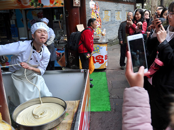 視頻制作讓拉面館爆紅20天，游客“五碗不過崗”