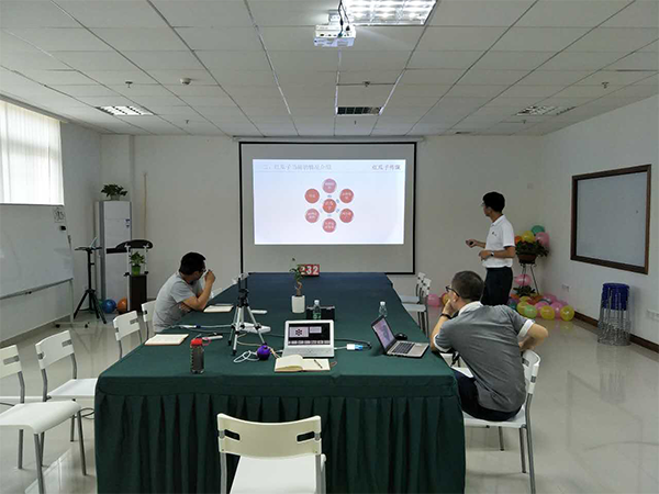 紅瓜子傳媒_企業(yè)宣傳片視頻制作_來(lái)到紅瓜子，仿佛回到了熱情奔放的青春